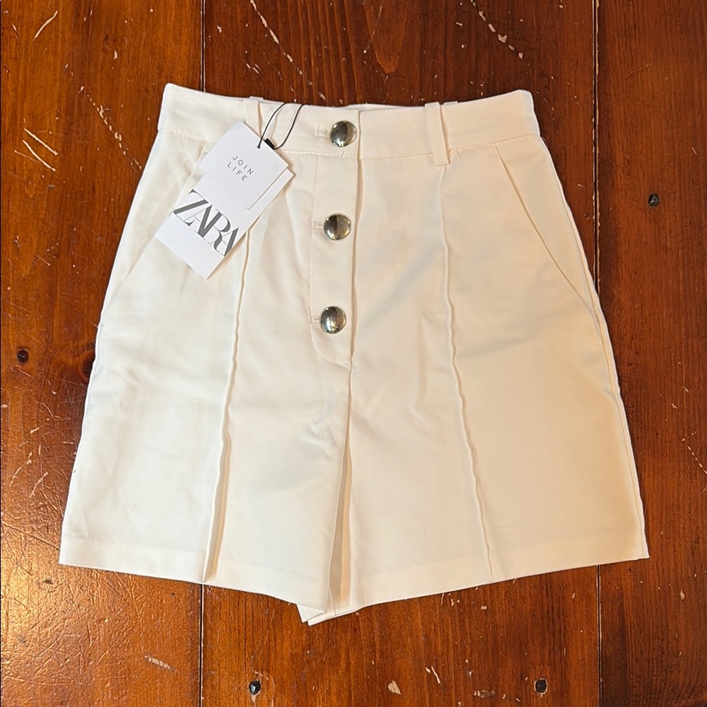 Zara Off-White Buttoned Shorts